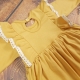 Sukienka musztardowa dla niemowlaka. Zdjęcie przedstawiające tył